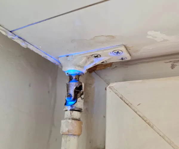 Colorant fluorescent localisant une fuite sur canalisation encastrée dans faux-plafond