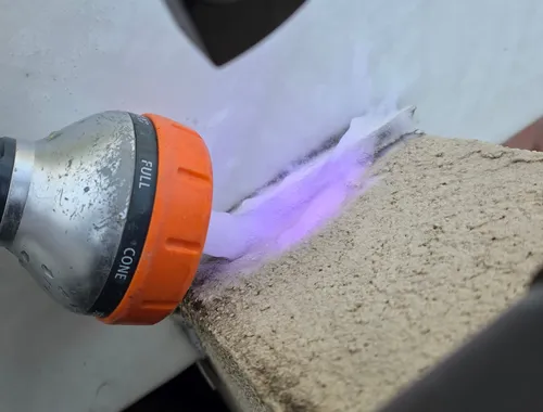 Test au générateur de fumée sur relevé d'étanchéité de terrasse