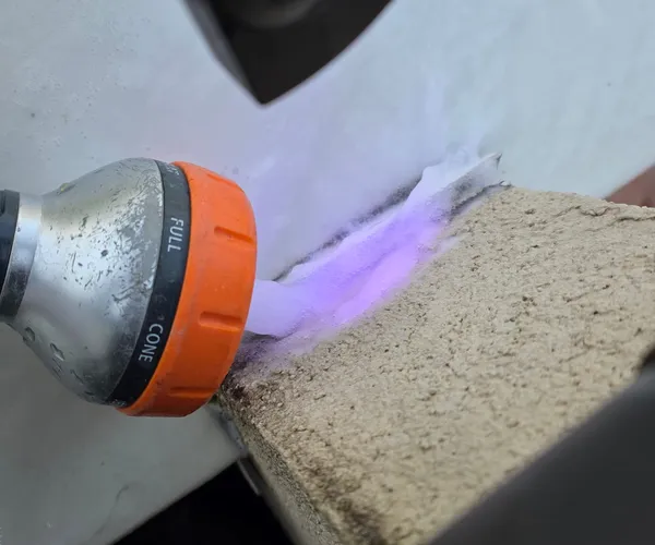 Test au générateur de fumée sur relevé d'étanchéité de terrasse