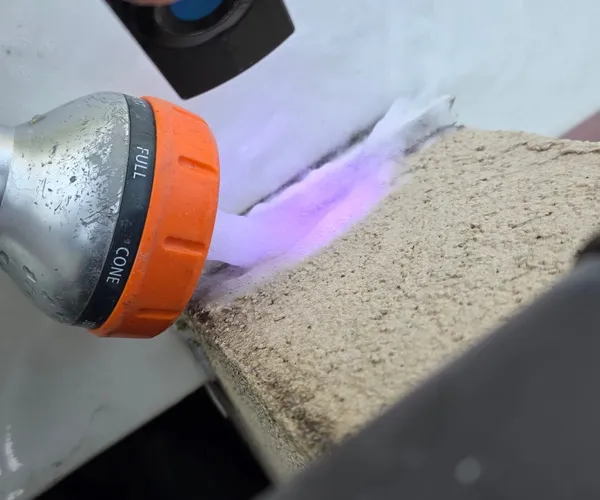 Colorant UV révélant le cheminement de l'eau sous une membrane d'étanchéité