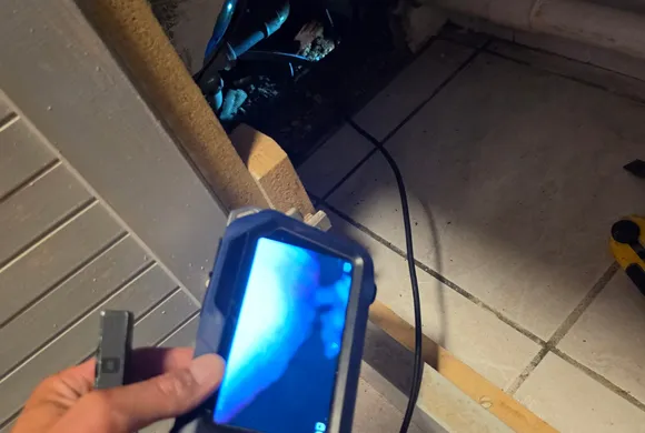 Caméra d'inspection endoscopique utilisée pour visualiser des canalisations à l'intérieur d'une cloison ouverte, intervention de GBL Détection.