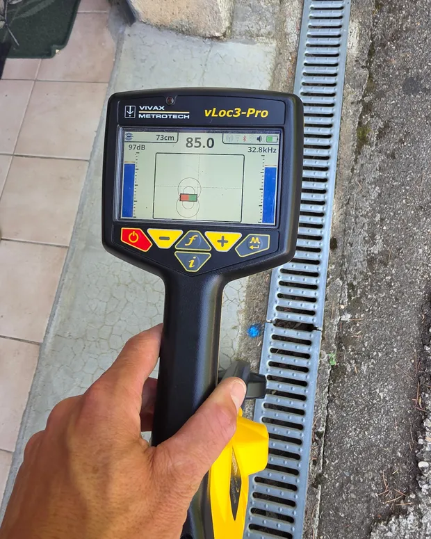 Localisateur de réseau Vivax Metrotech vLoc3-Pro utilisé pour tracer une canalisation enterrée, intervention de GBL Détection.