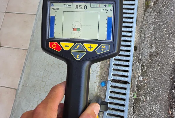 Localisateur de réseau Vivax Metrotech vLoc3-Pro utilisé pour tracer une canalisation enterrée, intervention de GBL Détection.