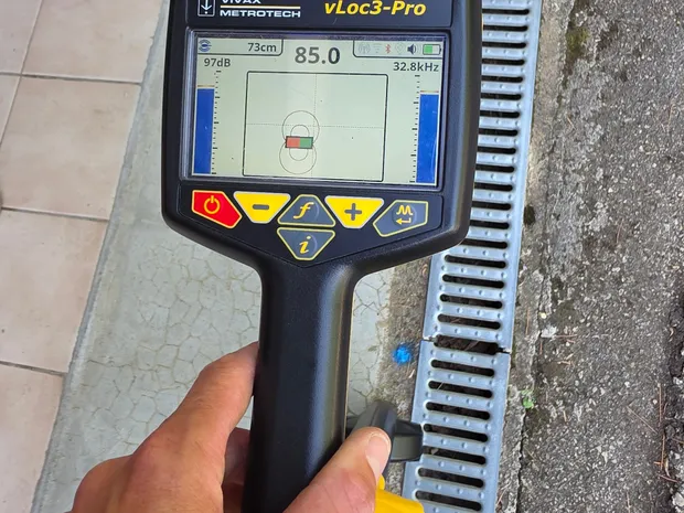 Localisateur de réseau Vivax Metrotech vLoc3-Pro utilisé pour tracer une canalisation enterrée, intervention de GBL Détection.