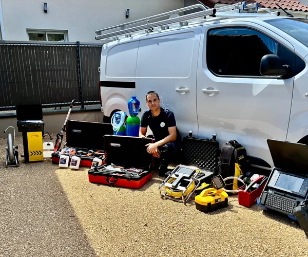 Technicien GBL Détection avec l'ensemble de son arsenal de détection de fuites devant le véhicule d'intervention