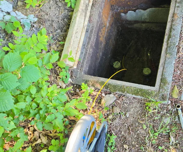 Aiguille de traçage descendue dans un regard avec câble de gaz traceur — localisation de fuite enterrée
