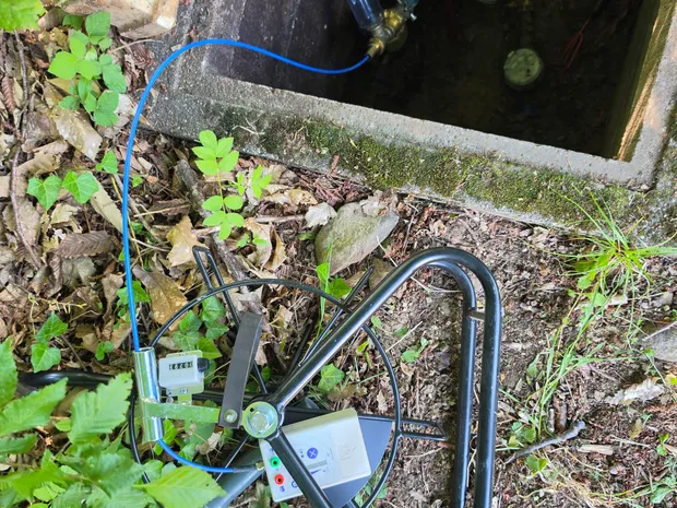 Aiguille électro-acoustique (géophone) déployée près d'un regard de réseau d'eau potable pour localiser une fuite par écoute, intervention de GBL Détection.