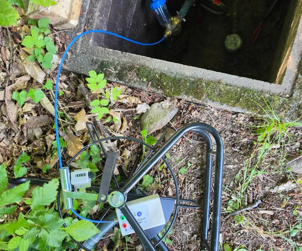 Dévidoir électro-acoustique positionné près d'un regard de compteur d'eau pour corrélation acoustique