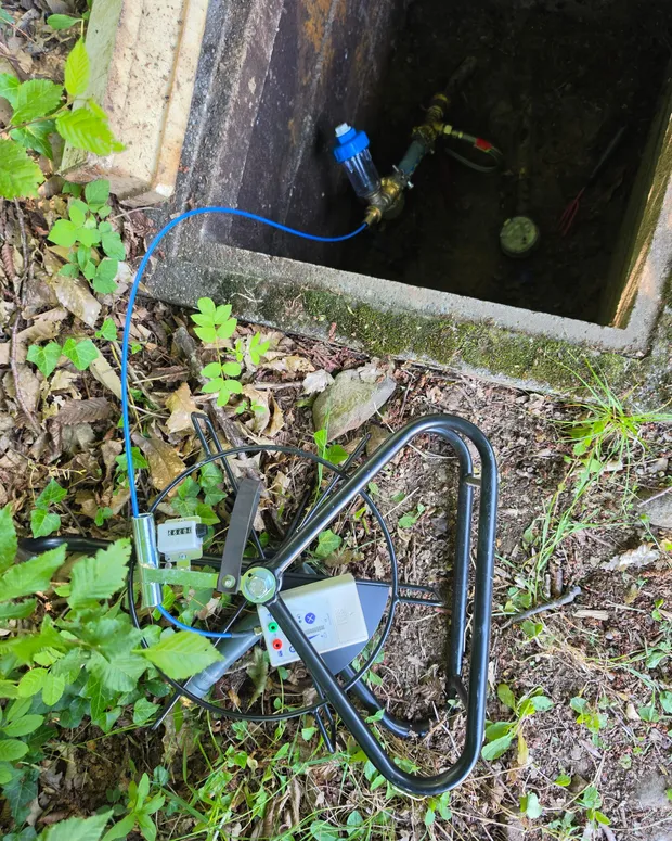 Aiguille électro-acoustique (géophone) déployée près d'un regard de réseau d'eau potable pour localiser une fuite par écoute, intervention de GBL Détection.