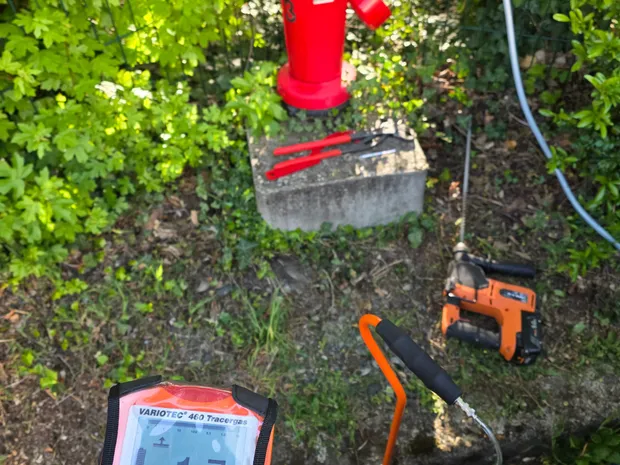 Détecteur de gaz traceur VARIOTEC 460 en cours d'utilisation pour localiser une fuite sur un réseau extérieur, intervention de GBL Détection.