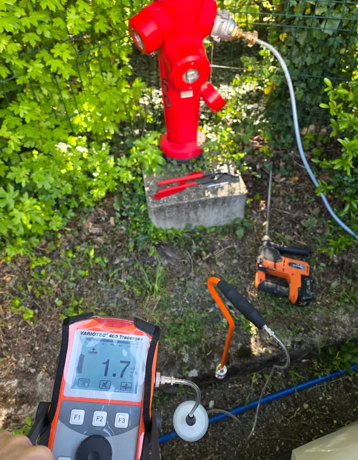 Technicien GBL Détection utilisant le gaz traceur pour localiser une fuite sur réseau enterré
