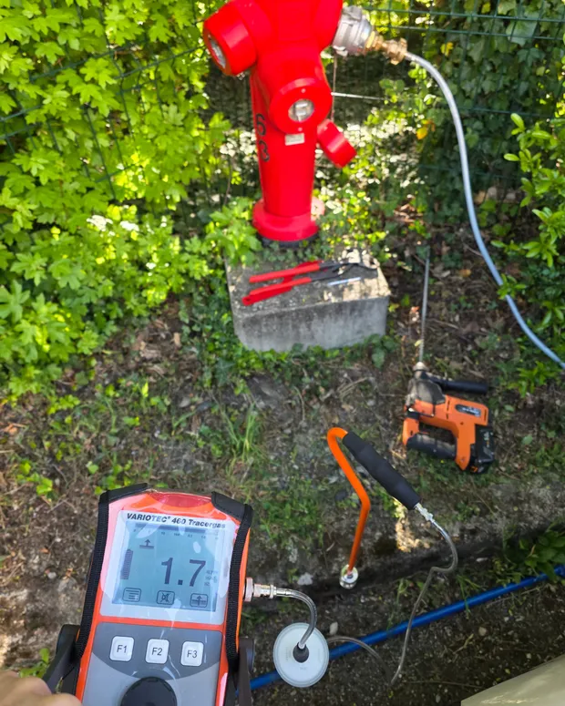 Détecteur de gaz traceur VARIOTEC 460 en cours d'utilisation pour localiser une fuite sur un réseau extérieur, intervention de GBL Détection.