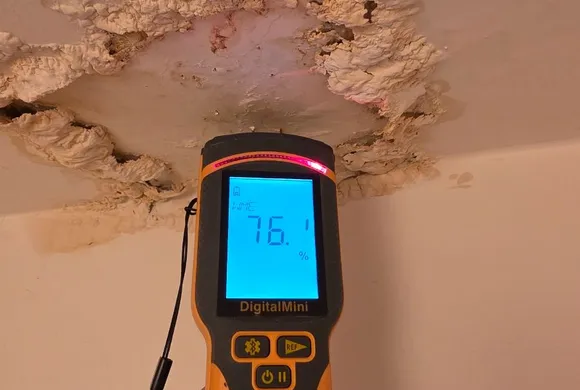 Humidimètre Protimeter indiquant 76 % d'humidité sur un plafond dégradé par une infiltration, mesure réalisée par GBL Détection.