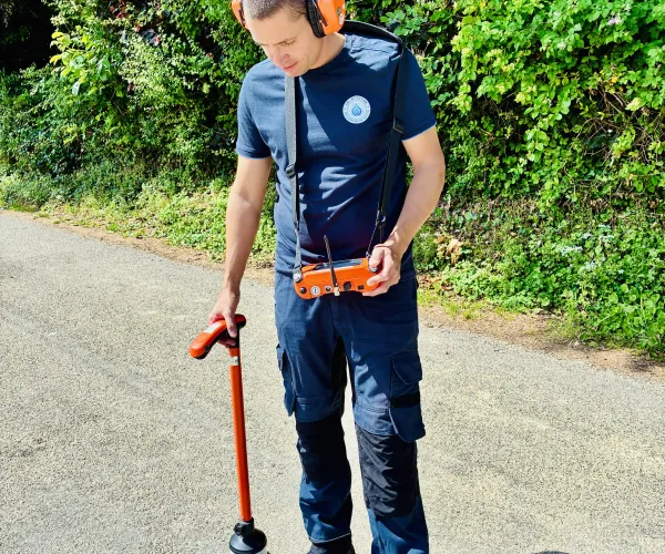 Technicien GBL Détection réalisant une écoute électro-acoustique sur une canalisation enterrée