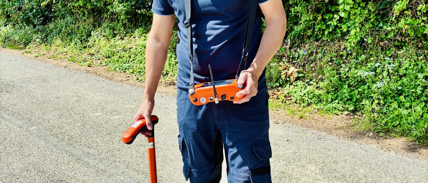 Technicien GBL Détection réalisant une écoute électro-acoustique sur une canalisation enterrée
