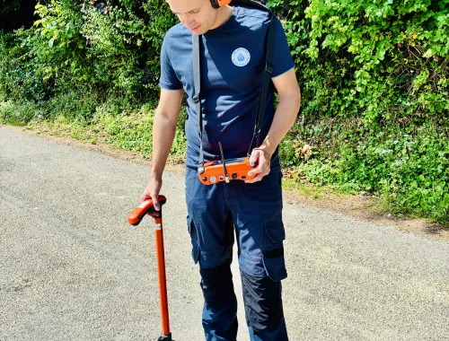 Technicien GBL Détection réalisant une écoute électro-acoustique sur une canalisation enterrée
